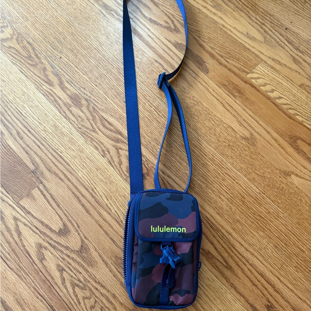 lululemon athletica Camo Crossbody Bag - Picture 2 of 6